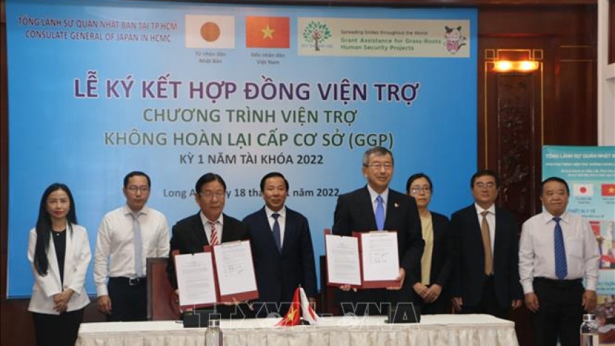 Japan donates ambulances, medical equipment to Vietnamese locality